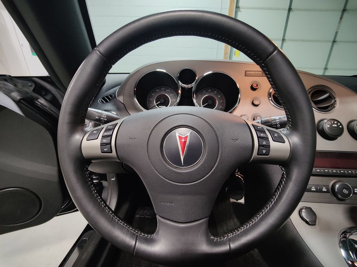 Used 2008 Pontiac Solstice GXP w/ Premium Package RWD image 24
