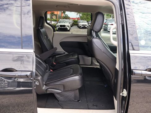 Used 2023 Chrysler Pacifica Touring-L FWD image 29