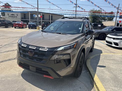 Used 2025 Nissan Rogue SV image 3