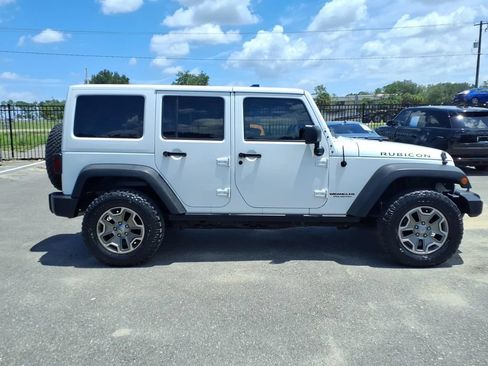Used 2017 Jeep Wrangler Unlimited Rubicon w/ Connectivity Group AWD/4WD image 8