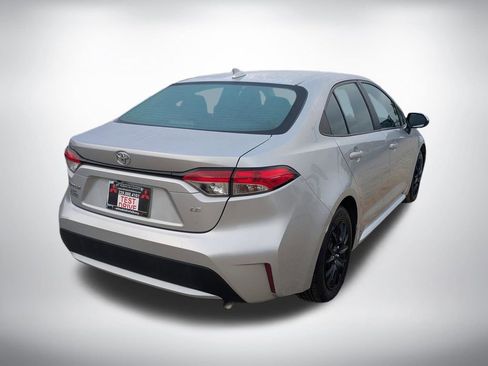 Used 2022 Toyota Corolla LE image 3