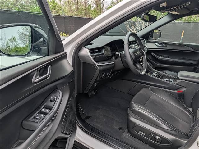 Used 2024 Jeep Grand Cherokee Altitude AWD/4WD image 26