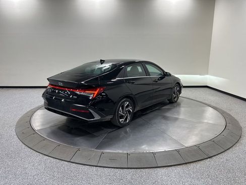 Used 2025 Hyundai Elantra Limited image 5