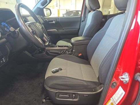 Used 2021 Toyota Tacoma TRD Sport AWD/4WD image 3