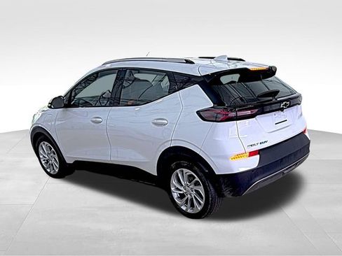 Used 2022 Chevrolet Bolt EUV LT w/ Driver Confidence Package FWD image 4