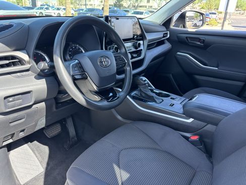 Used 2021 Toyota Highlander L FWD image 17