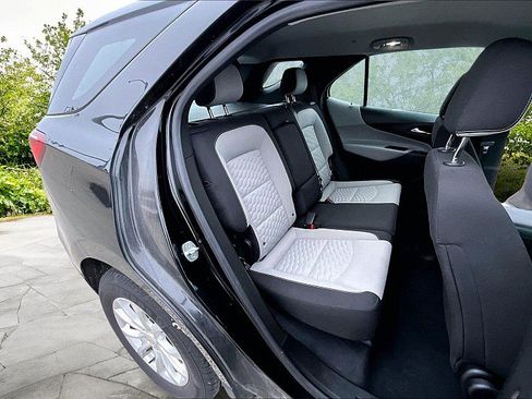 Used 2021 Chevrolet Equinox LS image 23