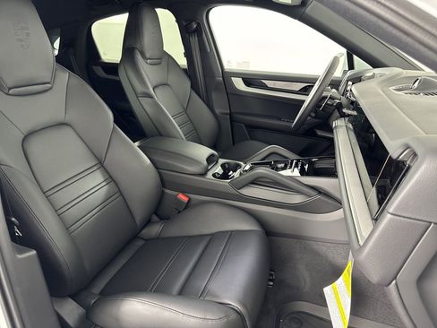 Certified 2025 Porsche Cayenne S image 29