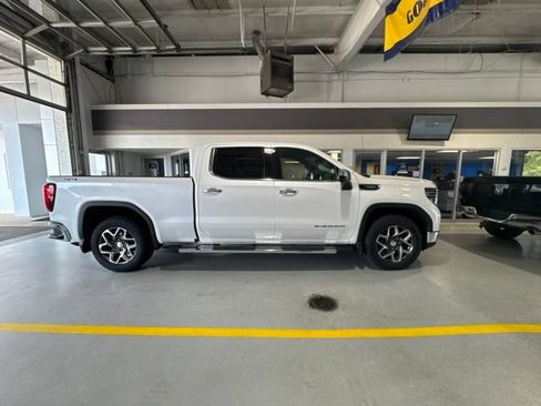Used 2023 GMC Sierra 1500 SLT w/ SLT Premium Package AWD/4WD image 4