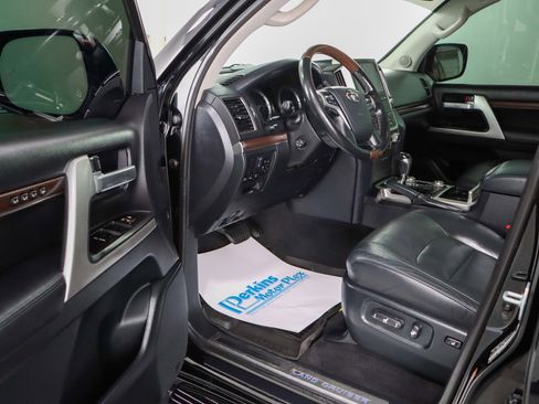 Used 2019 Toyota Land Cruiser image 3