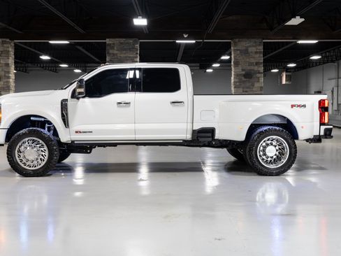 Used 2023 Ford F450 Platinum w/ FX4 Off-Road Package AWD/4WD image 19