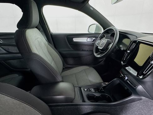 Used 2025 Volvo XC40 B5 Core image 28