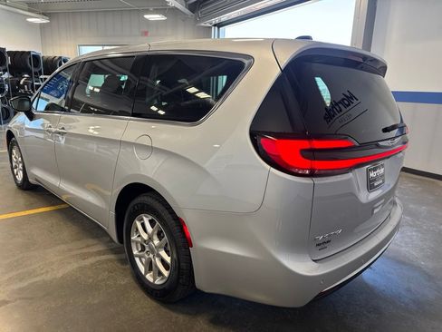 Used 2024 Chrysler Pacifica Touring-L FWD image 5
