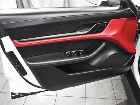 Used 2022 Porsche Taycan image 9