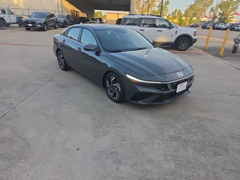 Used 2025 Hyundai Elantra SEL FWD image 6
