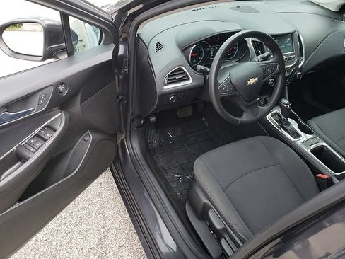 Used 2017 Chevrolet Cruze LT FWD image 10