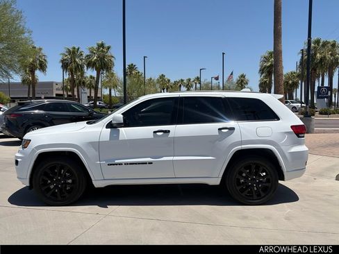 Used 2022 Jeep Grand Cherokee Laredo X RWD image 3