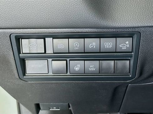 Used 2025 Toyota Tundra Limited AWD/4WD image 11