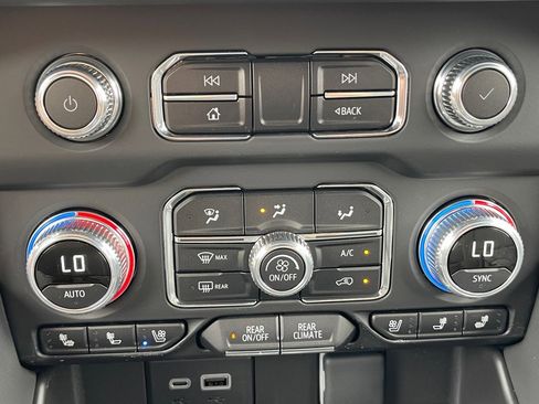 New 2024 GMC Yukon SLT w/ SLT Luxury Package image 18