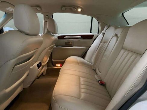 Used 2005 Lincoln Town Car Signature image 18