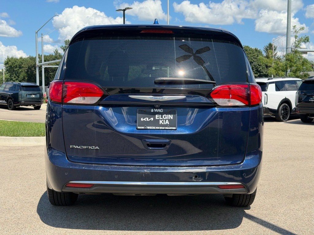 Used 2018 Chrysler Pacifica Touring-L FWD image 4
