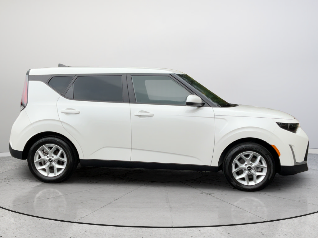 Used 2025 Kia Soul LX FWD image 5