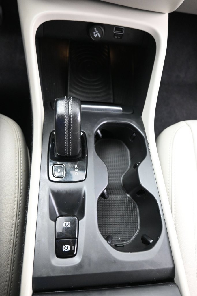 Used 2019 Volvo XC40 T4 Momentum FWD image 18