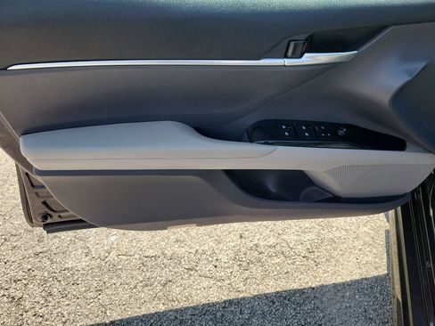 Used 2018 Toyota Camry SE FWD image 19