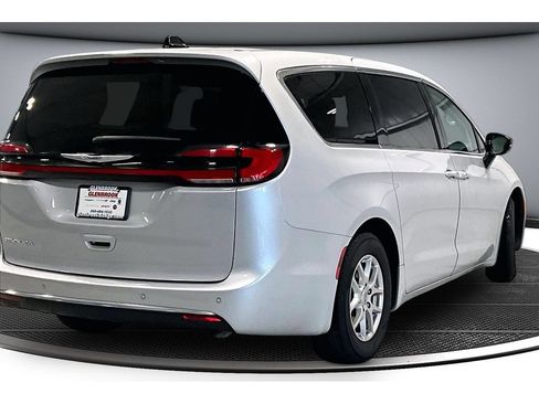 Used 2024 Chrysler Pacifica Touring-L FWD image 17