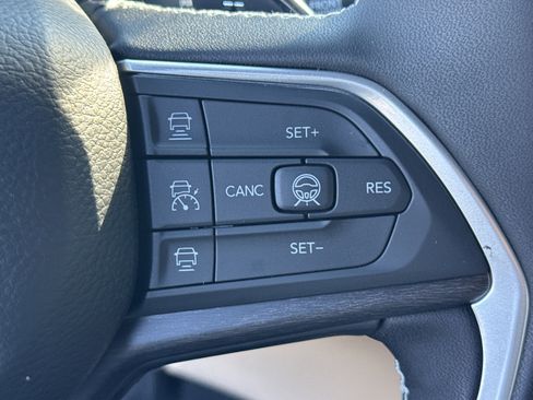 New 2026 Jeep Grand Cherokee Limited w/ Luxury Tech Group II image 32