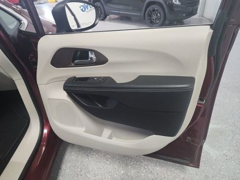Used 2022 Chrysler Voyager LX image 22