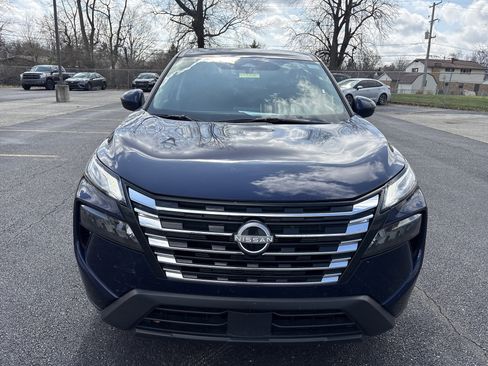 Used 2025 Nissan Rogue SV image 2