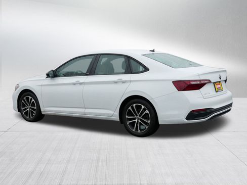 Used 2024 Volkswagen Jetta Sport image 5