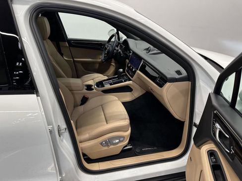 Certified 2025 Porsche Macan image 41