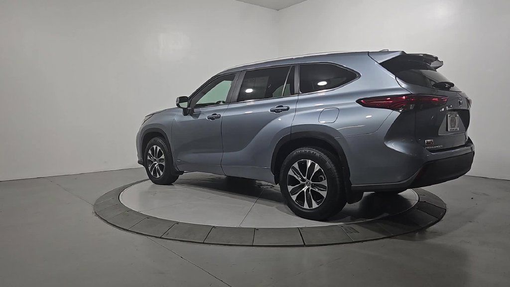 Used 2023 Toyota Highlander XLE AWD/4WD image 3