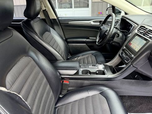 Used 2017 Ford Fusion SE w/ Equipment Group 201A FWD image 15