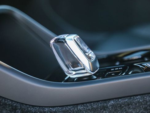 Used 2025 Volvo XC40 B5 Plus image 24