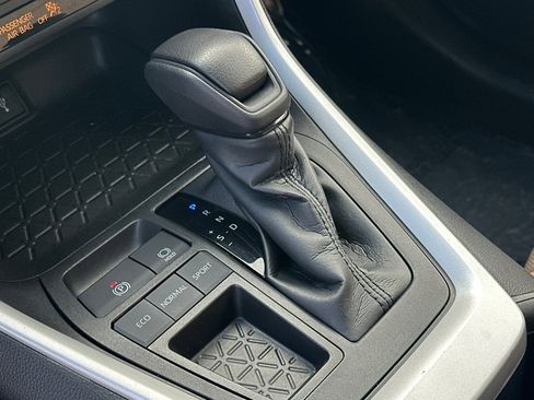 Used 2022 Toyota RAV4 XLE w/ Convenience Package image 28