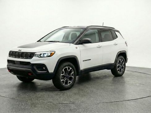 Used 2025 Jeep Compass Trailhawk AWD/4WD image 3