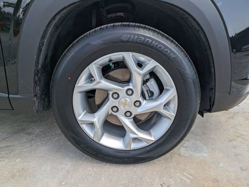 Used 2024 Chevrolet Trax LS w/ LS Convenience Package FWD image 11