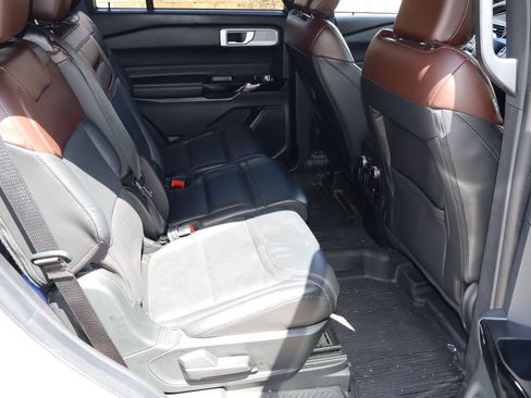 Used 2022 Ford Explorer Platinum w/ Equipment Group 601A RWD image 18