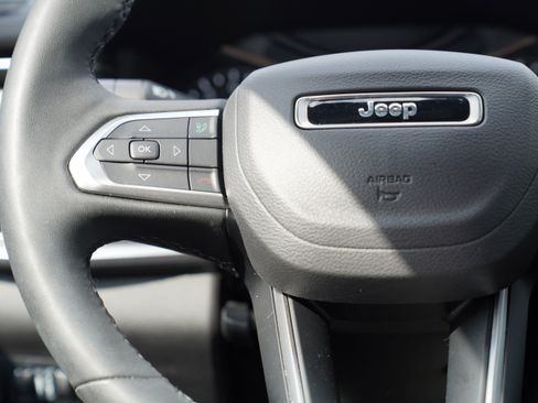 Used 2025 Jeep Compass Latitude w/ Sun & Sound Group AWD/4WD image 18