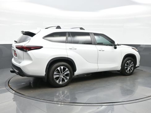 Used 2024 Toyota Highlander XLE AWD/4WD image 6