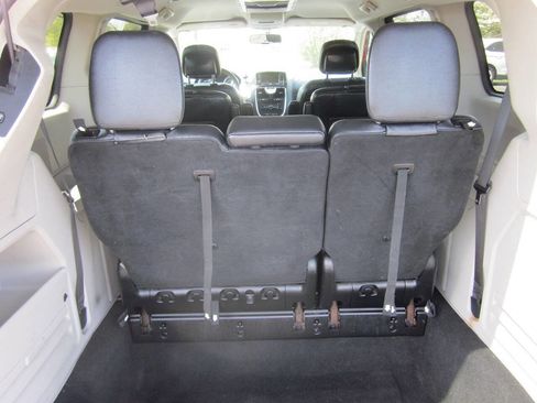 Used 2015 Chrysler Town & Country Touring image 16