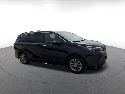 Used 2025 Toyota Sienna XLE FWD image 2
