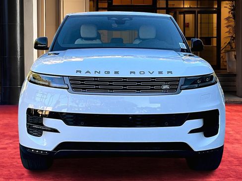 Used 2025 Land Rover Range Rover Sport image 2