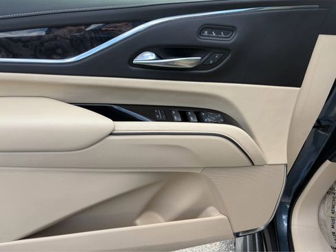 Used 2021 Cadillac Escalade Premium Luxury AWD/4WD image 10