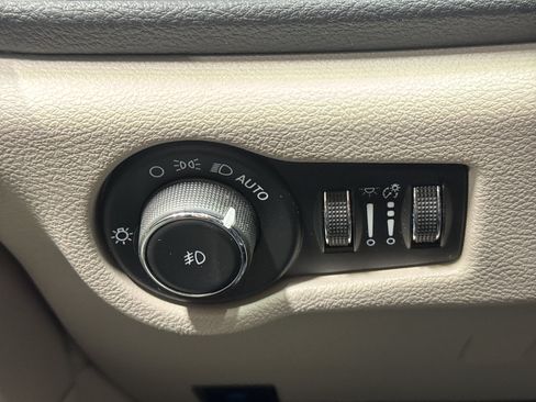 Used 2023 Chrysler Pacifica Touring-L AWD/4WD image 33
