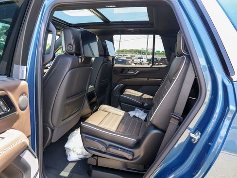 New 2026 GMC Yukon Denali Ultimate w/ LPO, Floor Liner Package AWD/4WD image 13