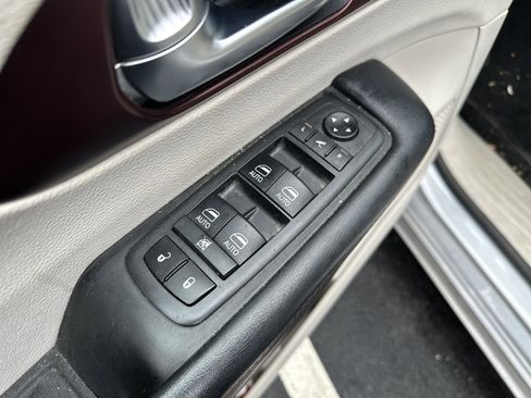 Used 2019 Chrysler Pacifica Limited image 14